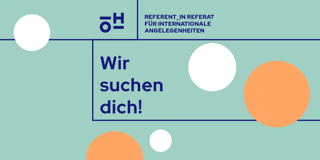 dunkelblauer Text auf türkisem Grund: "Wir suchen dich!" und "Referent_in Referat für internationale Angelegenheiten"