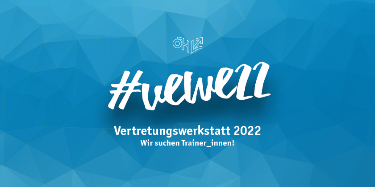 Blauer Hintergrund mit weißer Schrift "VeWe 22 - Trainer_innen gesucht"