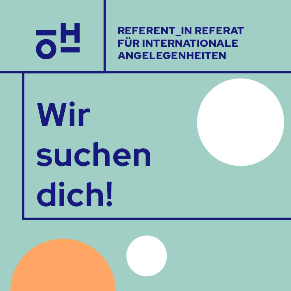 dunkelblauer Text auf türkisem Grund: "Wir suchen dich!" und "Referent_in Referat für internationale Angelegenheiten" 