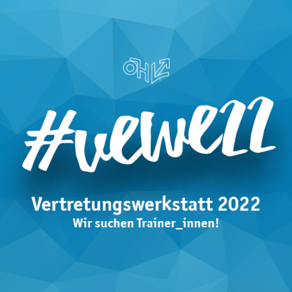 Blauer Hintergrund mit weißer Schrift "VeWe 22 - Trainer_innen gesucht"